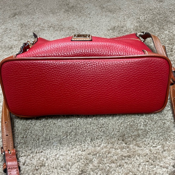 DOONEY & BOURKE PEBBLE GRAIN LEATHER CROSS BODY. RED. BRAND NEW. - Picture 3 of 8
